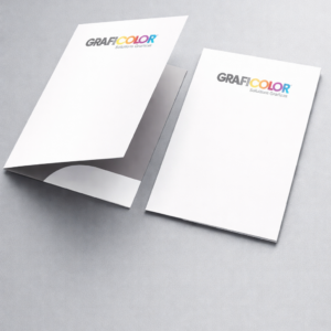 Pasta em papel couchê com bolsa